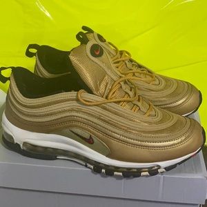 Air max sneakers in gold!!